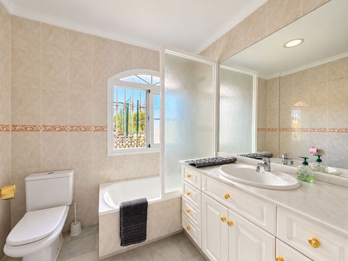2 quarto Apartamento para venda em Estepona com piscina garagem - 329 000 € (Ref: 10125616)