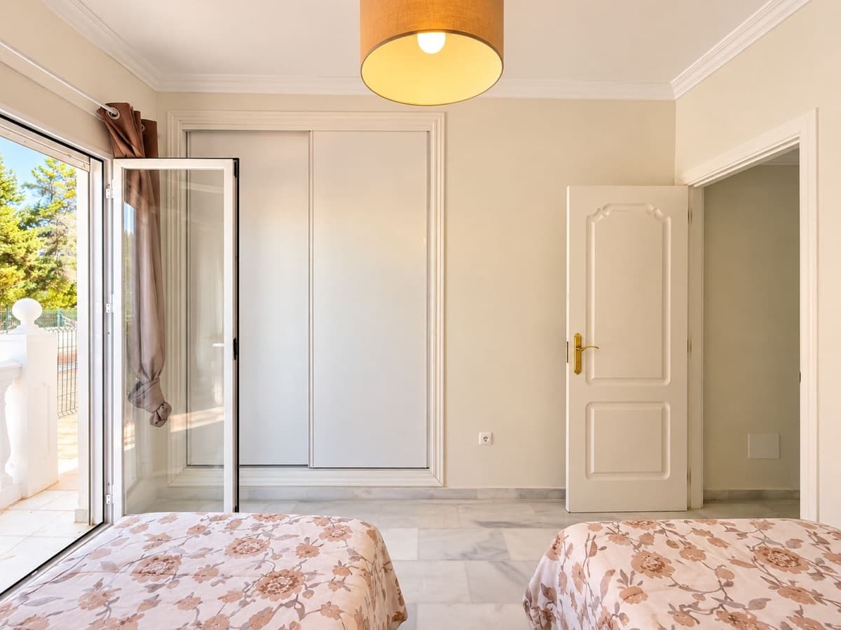 2 quarto Apartamento para venda em Estepona com piscina garagem - 329 000 € (Ref: 10125616)