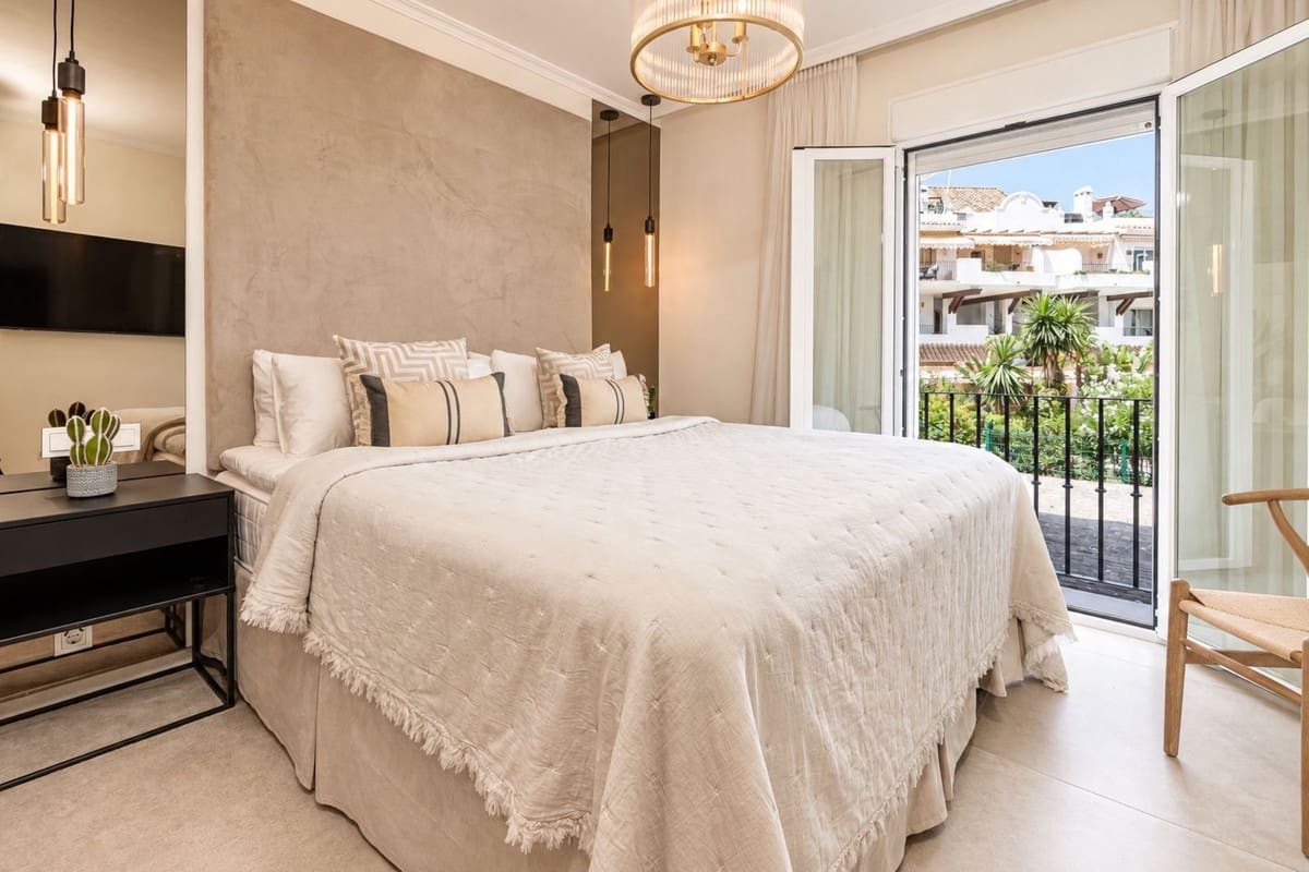 4 sypialnia Apartament na sprzedaż w Marbella z basenem garażem - 1 695 000 € (Ref: 10125617)