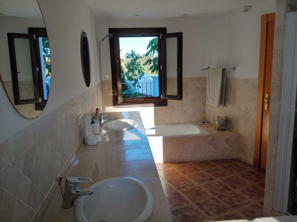 3 soverom Hus til salgs i El Paraiso med svømmebasseng garasje - € 756 000 (Ref: 10125620)