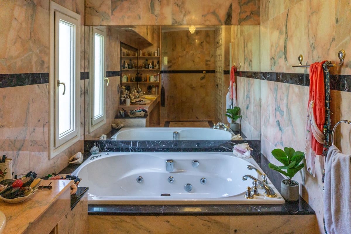 6 slaapkamer Villa te koop in El Paraiso met zwembad garage - € 3.750.000 (Ref: 10125622)
