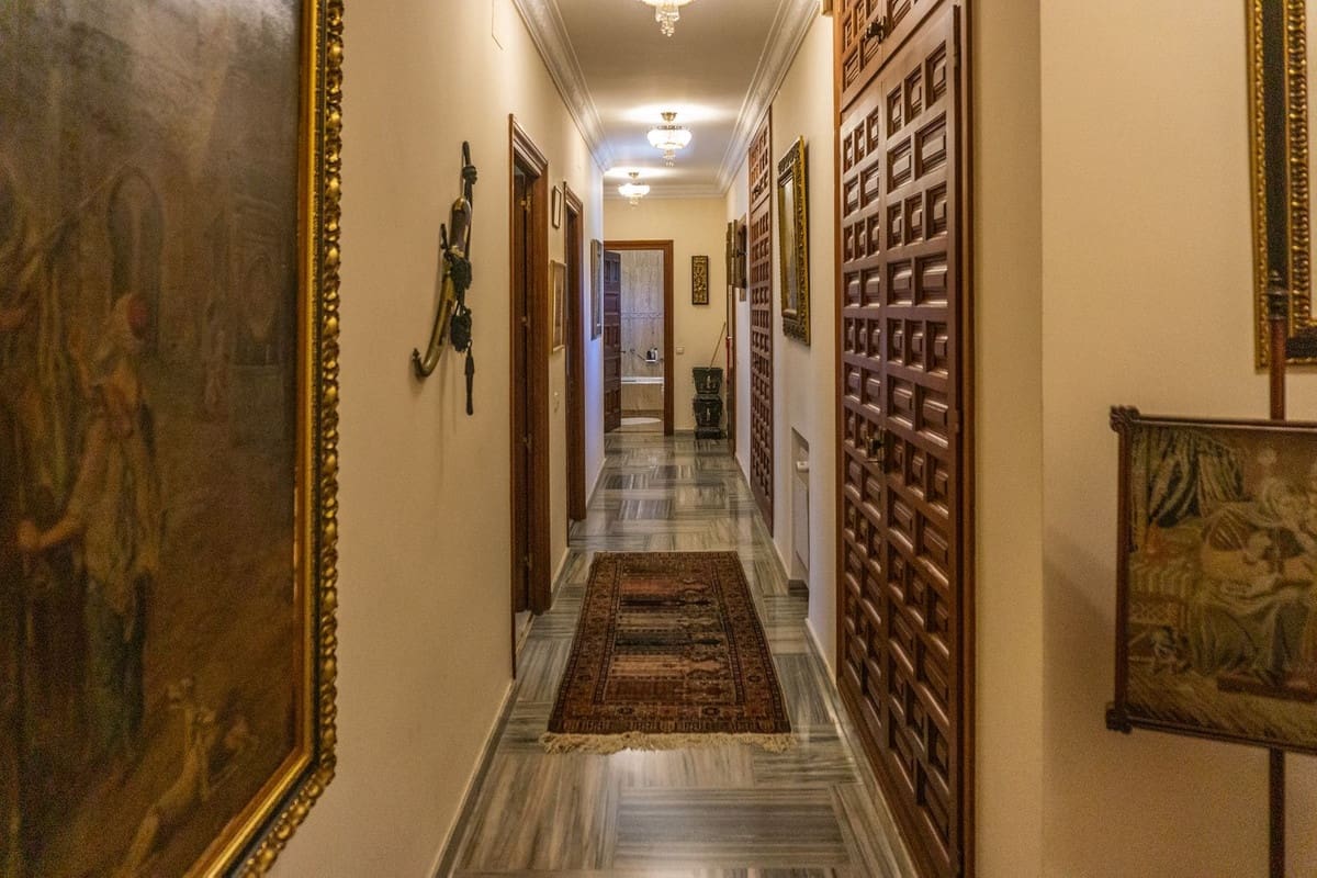 6 slaapkamer Villa te koop in El Paraiso met zwembad garage - € 3.750.000 (Ref: 10125622)