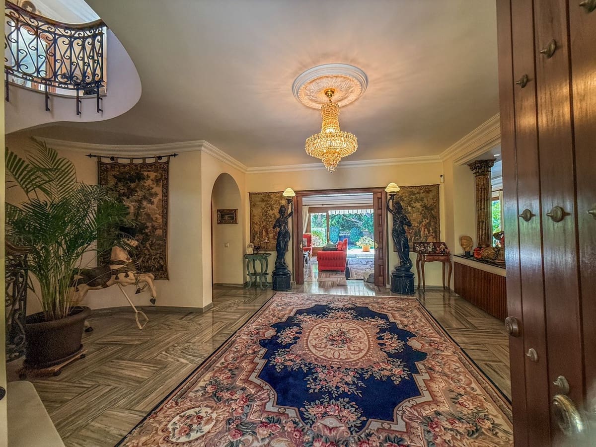 6 slaapkamer Villa te koop in El Paraiso met zwembad garage - € 3.750.000 (Ref: 10125622)