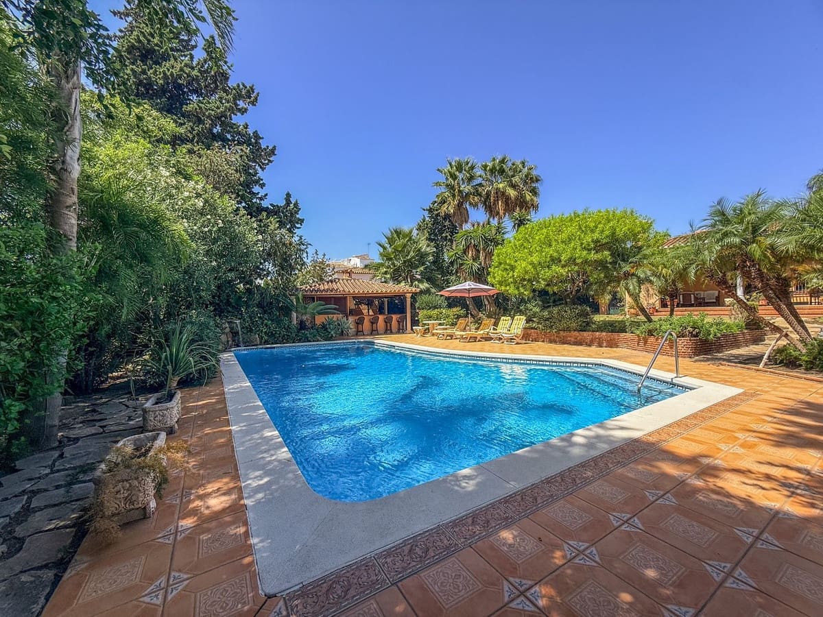 6 slaapkamer Villa te koop in El Paraiso met zwembad garage - € 3.750.000 (Ref: 10125622)