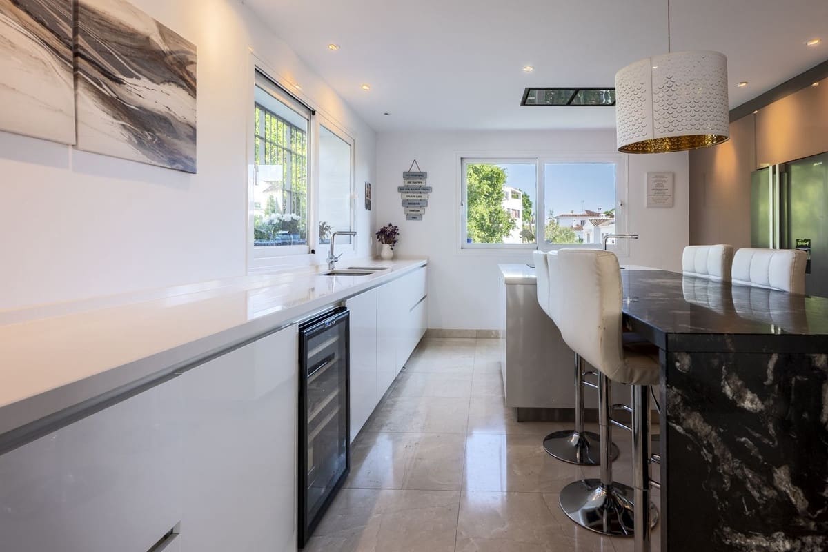 5 Zimmer Villa zu verkaufen in Marbella mit Pool Garage - 3.100.000 € (Ref: 10125636)
