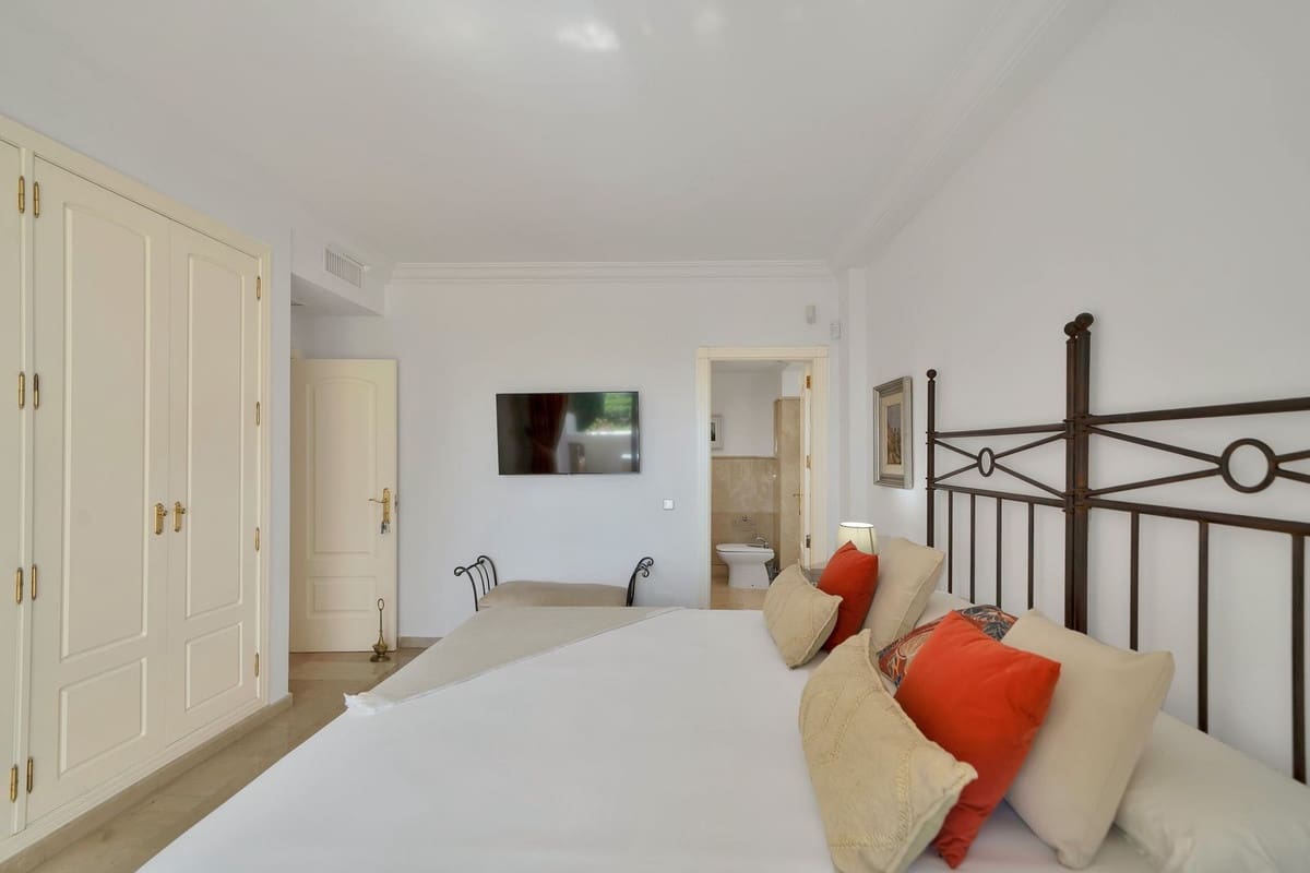 3 sypialnia Apartament na sprzedaż w Rio Real z basenem garażem - 1 750 000 € (Ref: 10125641)