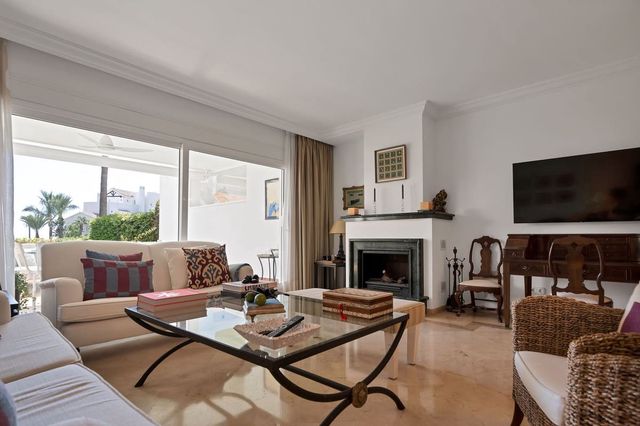 3 sypialnia Apartament na sprzedaż w Río Real, Marbella z basenem garażem - 1 750 000 € (Ref: 10125641)