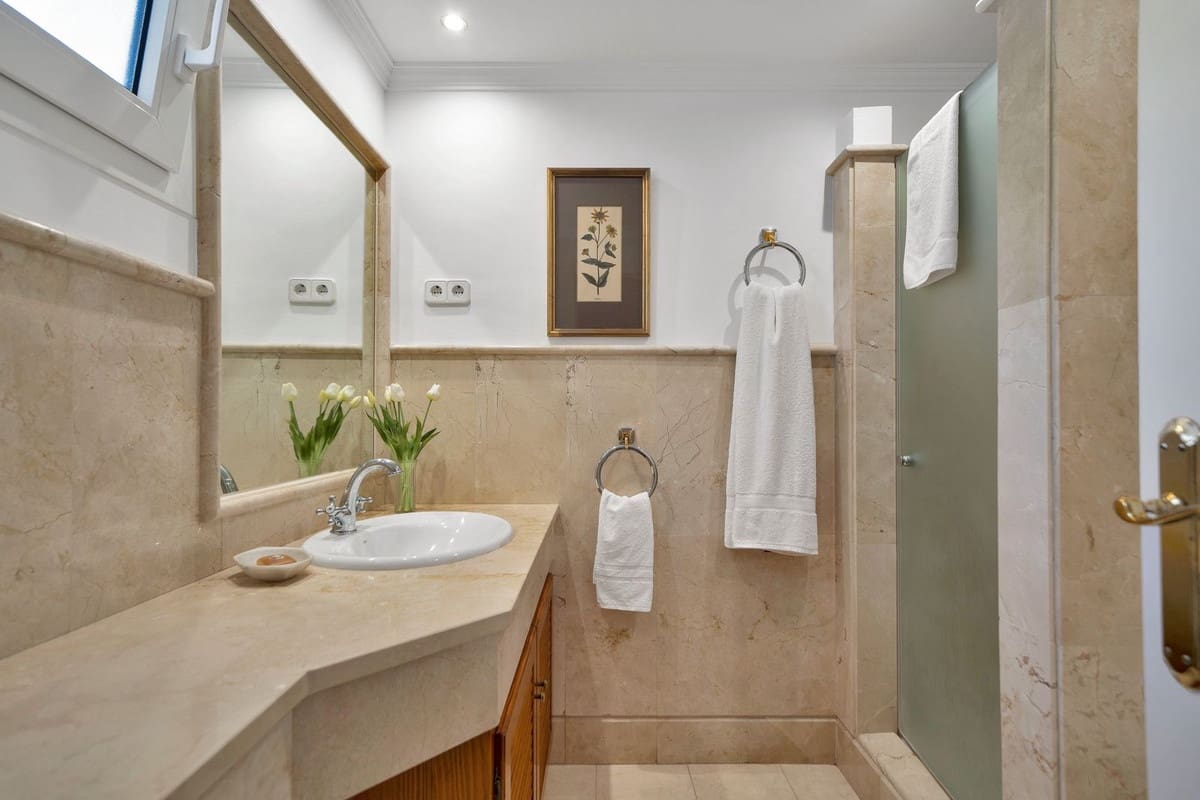 3 sypialnia Apartament na sprzedaż w Rio Real z basenem garażem - 1 750 000 € (Ref: 10125641)