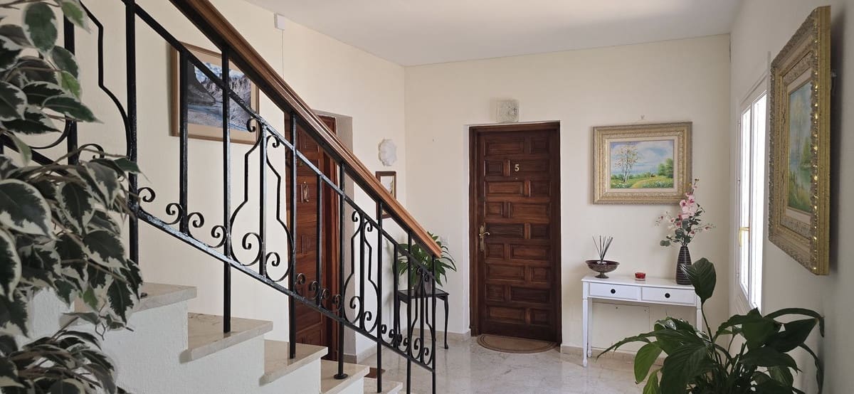 2 soverom Leilighet til salgs i El Paraiso med svømmebasseng garasje - € 597 000 (Ref: 10125645)