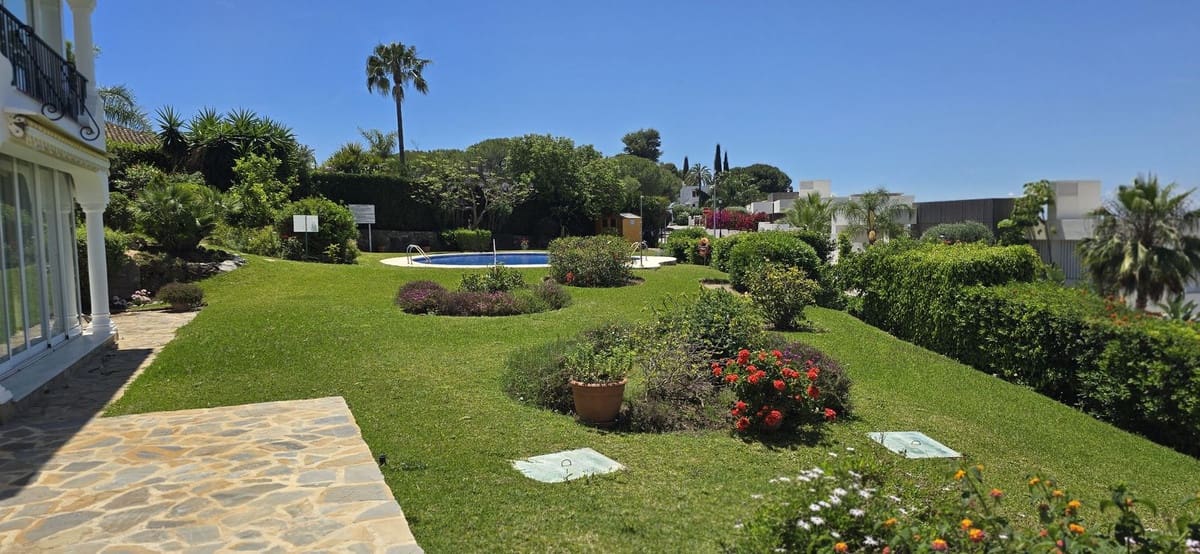 2 soverom Leilighet til salgs i El Paraiso med svømmebasseng garasje - € 597 000 (Ref: 10125645)