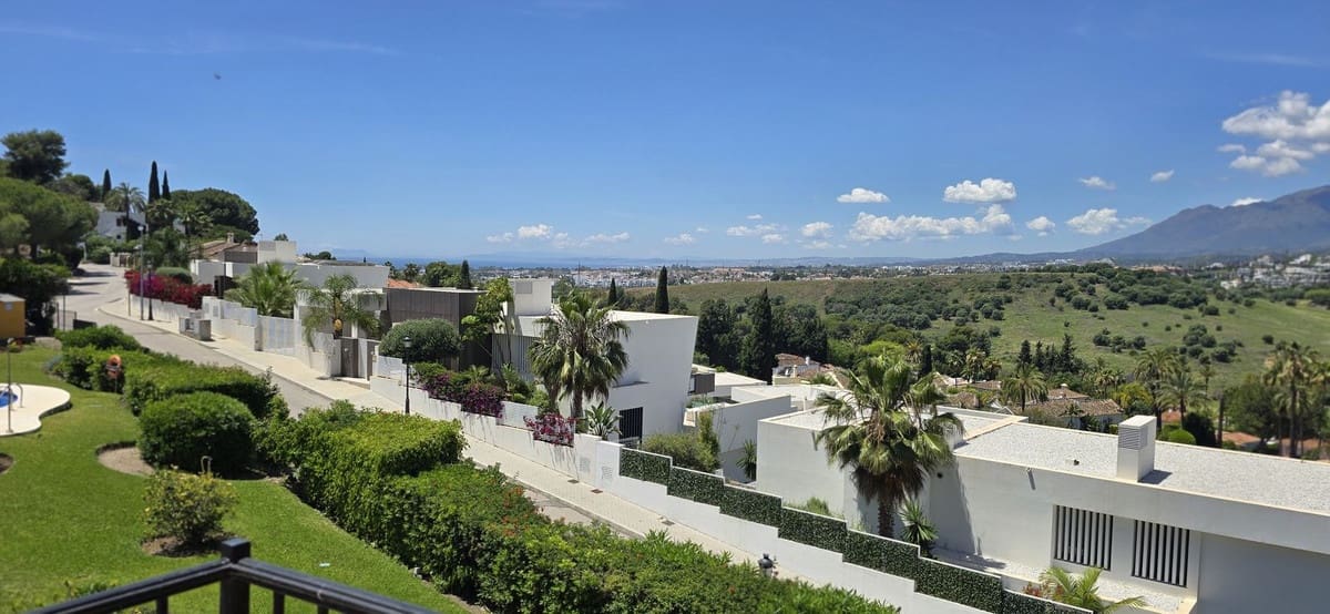 2 soverom Leilighet til salgs i El Paraiso med svømmebasseng garasje - € 597 000 (Ref: 10125645)