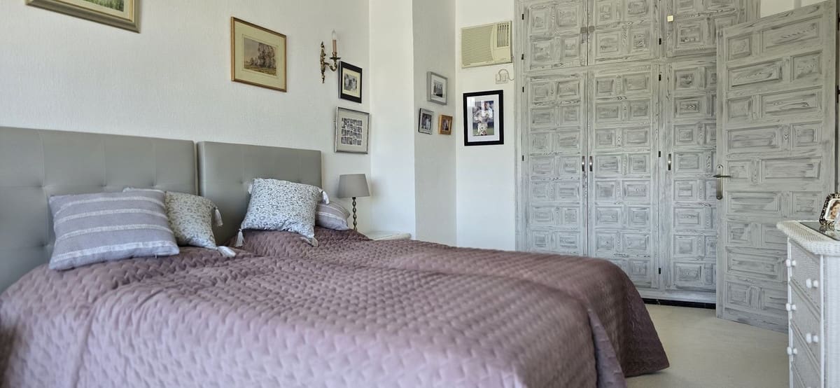 2 soverom Leilighet til salgs i El Paraiso med svømmebasseng garasje - € 597 000 (Ref: 10125645)