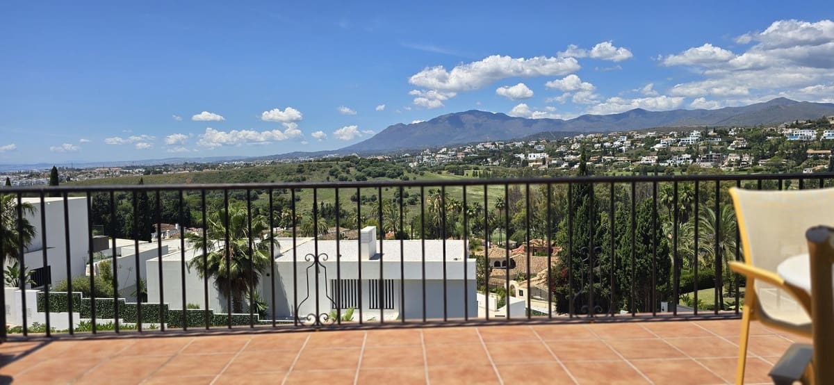 2 soverom Leilighet til salgs i El Paraiso med svømmebasseng garasje - € 597 000 (Ref: 10125645)