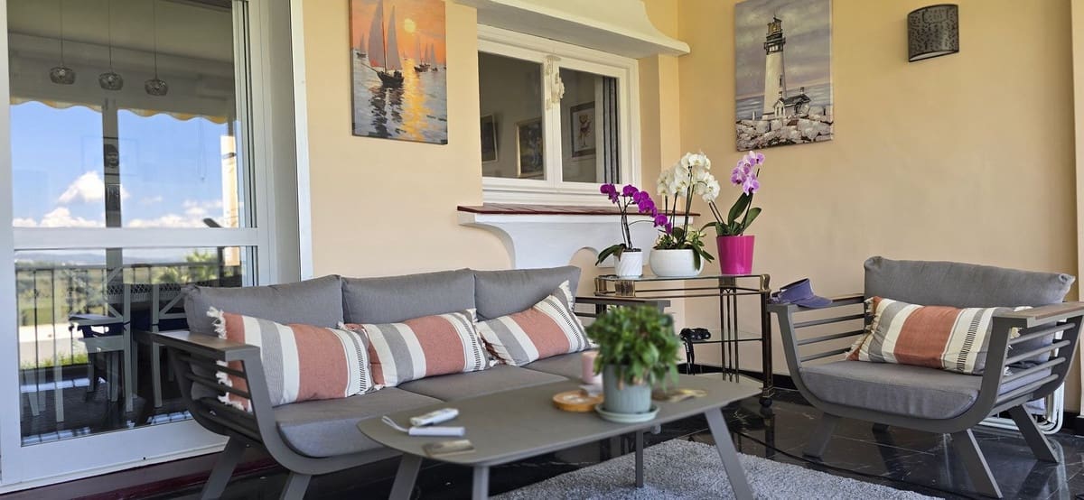 2 soverom Leilighet til salgs i El Paraiso med svømmebasseng garasje - € 597 000 (Ref: 10125645)