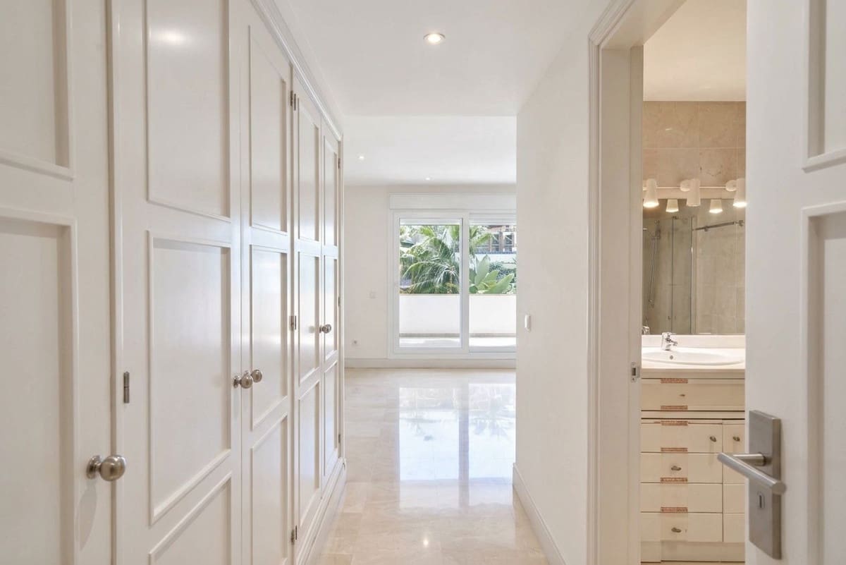 2 sypialnia Apartament na sprzedaż w Marbella z basenem garażem - 1 290 000 € (Ref: 10125674)