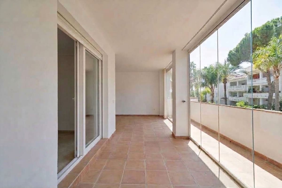 2 sypialnia Apartament na sprzedaż w Marbella z basenem garażem - 1 290 000 € (Ref: 10125674)