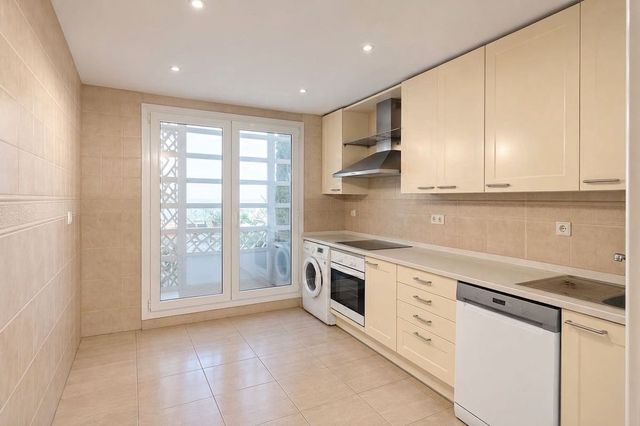 2 sypialnia Apartament na sprzedaż w Marbella z basenem garażem - 1 290 000 € (Ref: 10125674)