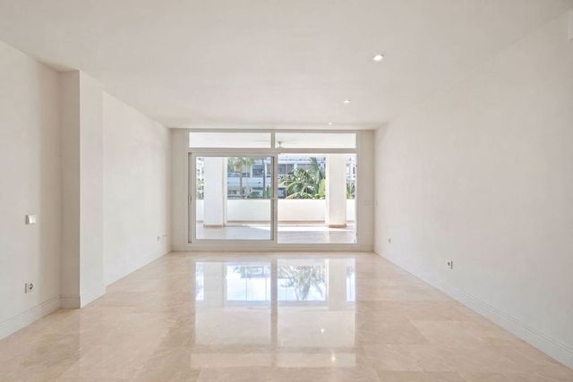 2 sypialnia Apartament na sprzedaż w Marbella z basenem garażem - 1 290 000 € (Ref: 10125674)