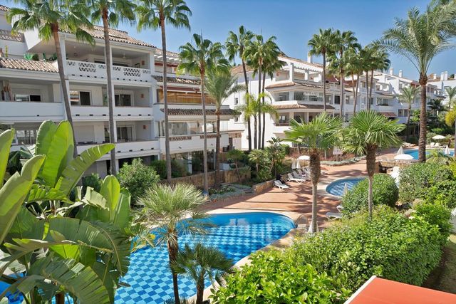 2 sypialnia Apartament na sprzedaż w Marbella z basenem garażem - 1 290 000 € (Ref: 10125674)