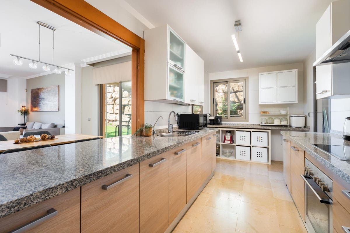 3 bedroom Apartment for sale in Benahavis with pool garage - € 639,000 (Ref: 10125682)