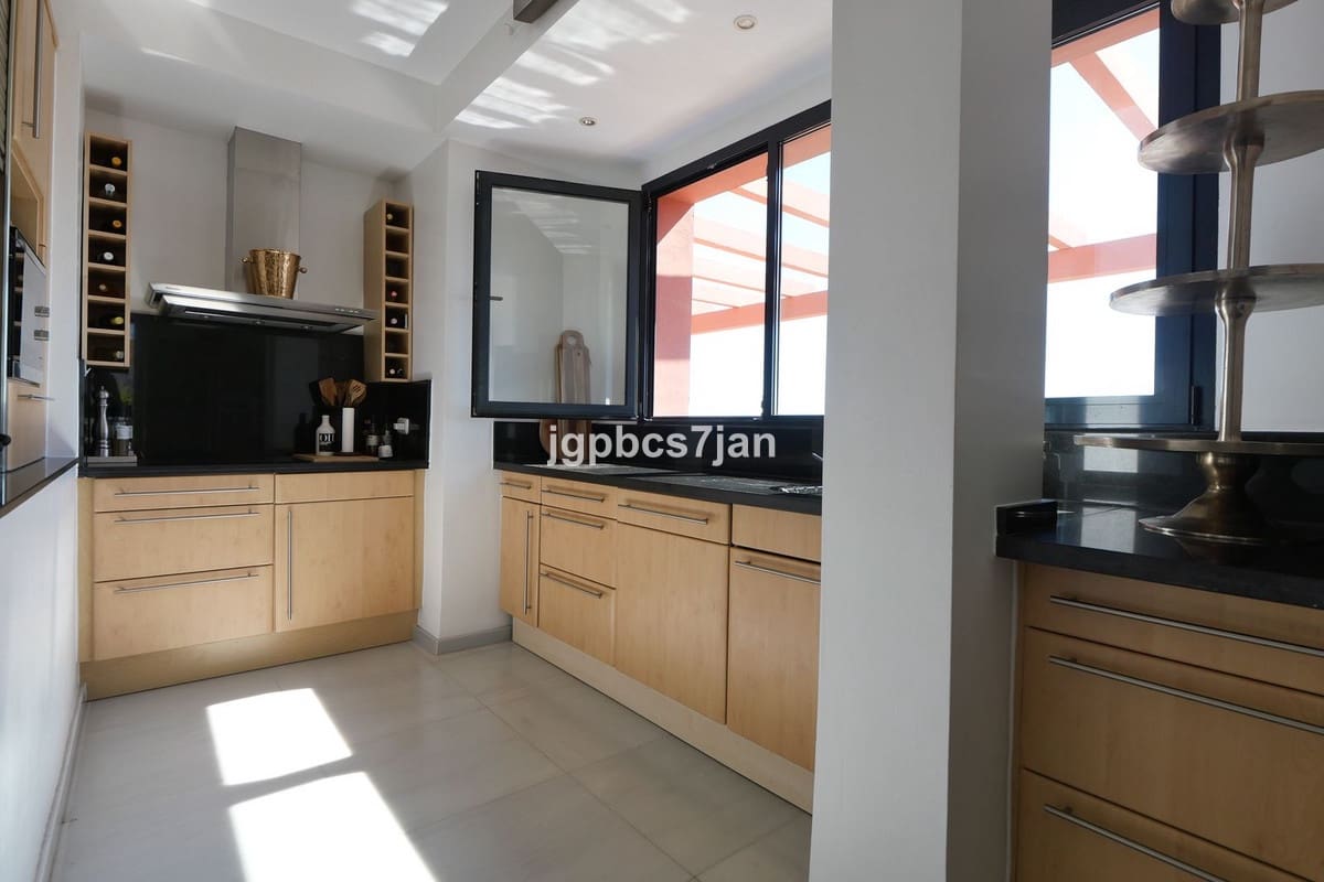 4 bedroom Apartment for sale in Calahonda with pool garage - € 1,150,000 (Ref: 10125731)