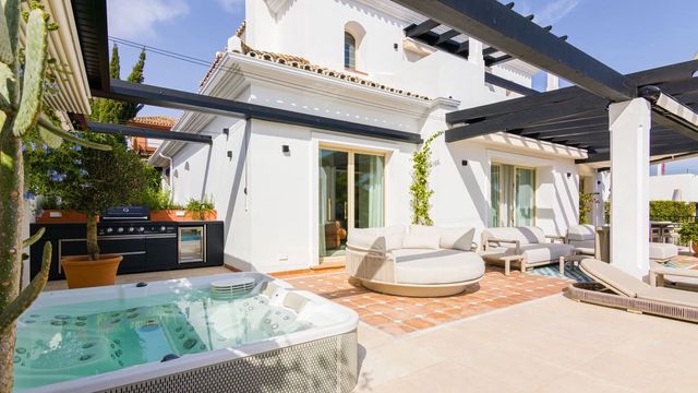 5 bedroom Villa for sale in Alto de los Monteros, Marbella with pool garage - € 4,690,000 (Ref: 10125732)