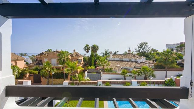 5 bedroom Villa for sale in Alto de los Monteros, Marbella with pool garage - € 4,690,000 (Ref: 10125732)