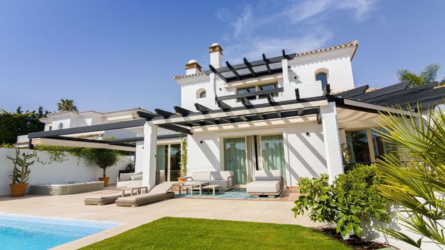 5 bedroom Villa for sale in Alto de los Monteros, Marbella with pool garage - € 4,690,000 (Ref: 10125732)