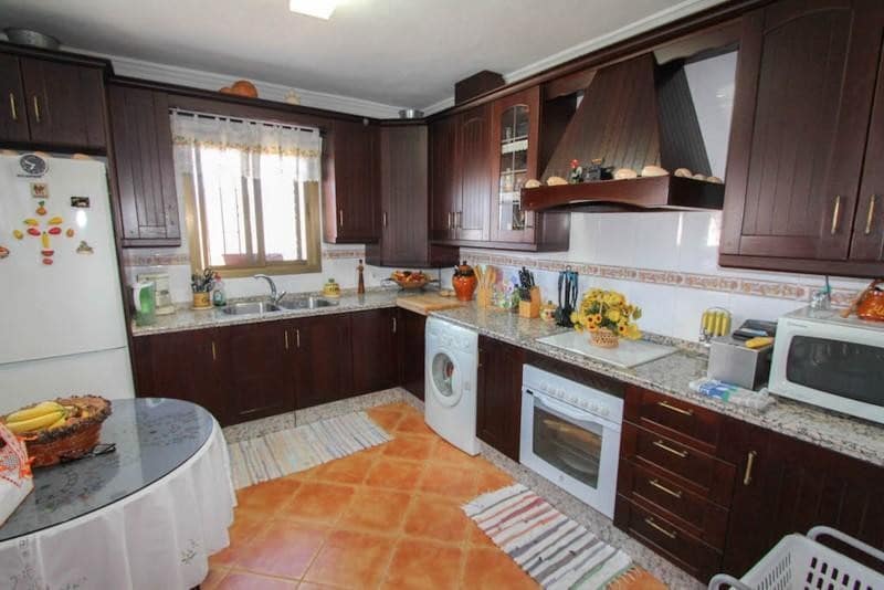 3 makuuhuone Huvila myytävänä paikassa Guaro mukana 
autotalli - 525 000 € (Ref: 10125827)