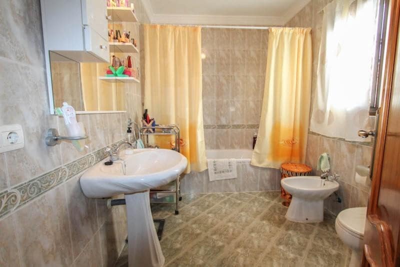 3 makuuhuone Huvila myytävänä paikassa Guaro mukana 
autotalli - 525 000 € (Ref: 10125827)