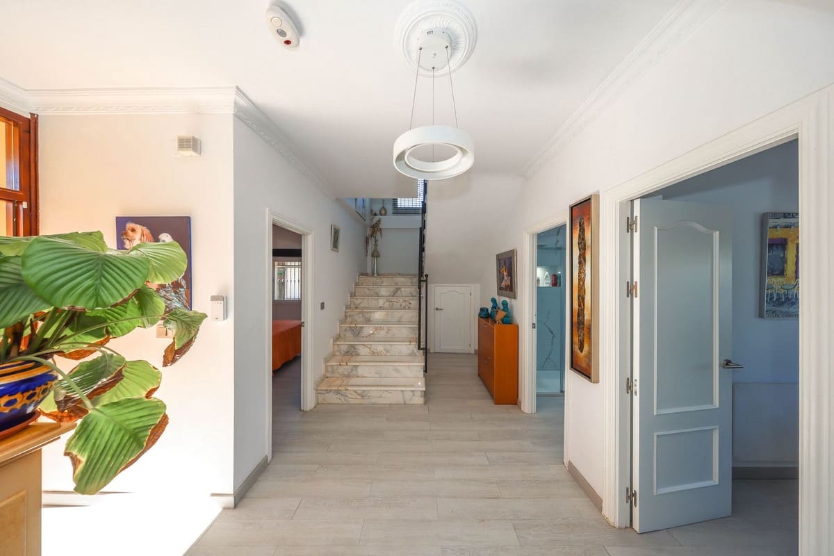 3 soverom Villa til salgs i Coin med svømmebasseng garasje - € 480 000 (Ref: 10125835)