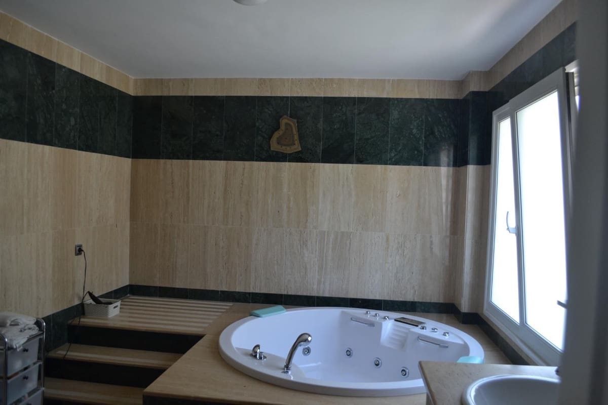7 Zimmer Villa zu verkaufen in Alhaurin de la Torre mit Pool Garage - 1.150.000 € (Ref: 10125845)