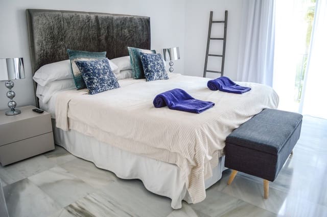 2 sypialnia Apartament na sprzedaż w Las Brisas, Marbella z basenem - 1 130 000 € (Ref: 10125850)