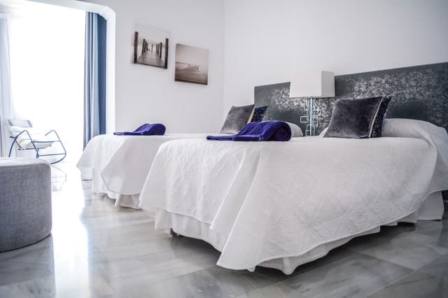 2 sypialnia Apartament na sprzedaż w Las Brisas, Marbella z basenem - 1 130 000 € (Ref: 10125850)