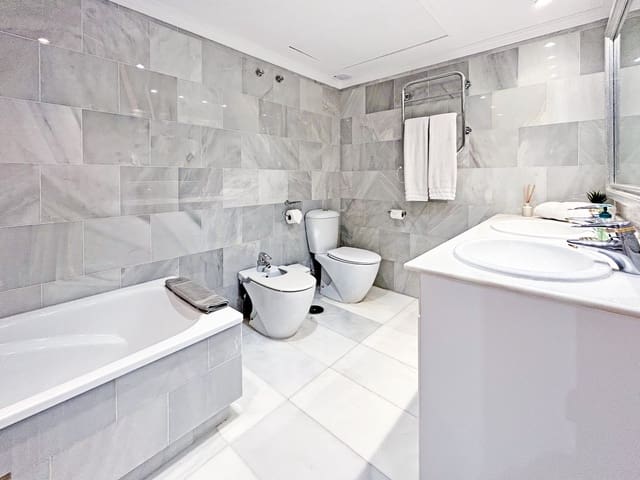 2 sypialnia Apartament na sprzedaż w Las Brisas, Marbella z basenem - 1 130 000 € (Ref: 10125850)
