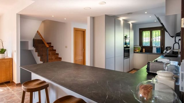 4 quarto Moradia para venda em El Paraiso, Estepona com piscina garagem - 739 000 € (Ref: 10125904)