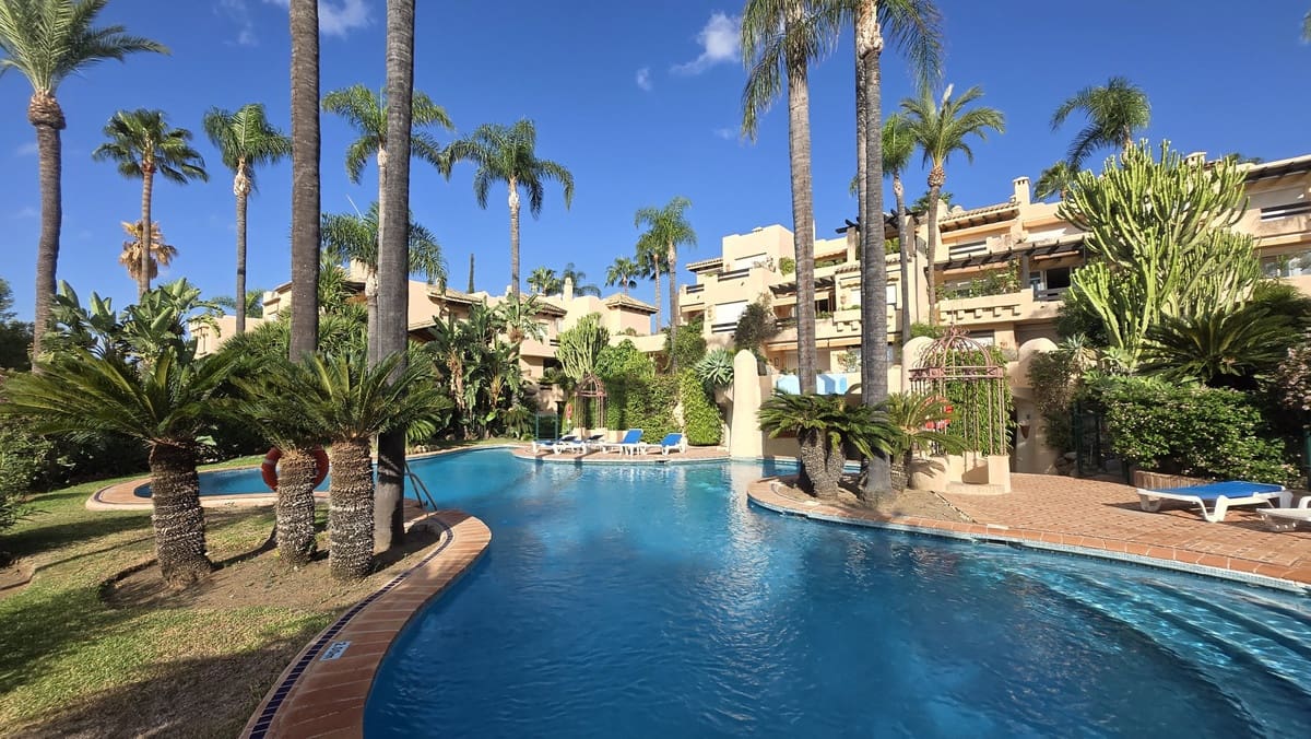 2 soverom Leilighet til salgs i Marbella med svømmebasseng garasje - € 699 000 (Ref: 10125910)