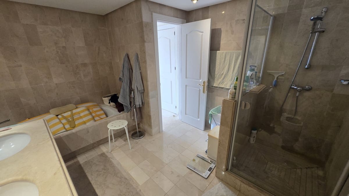 2 soverom Leilighet til salgs i Marbella med svømmebasseng garasje - € 699 000 (Ref: 10125910)