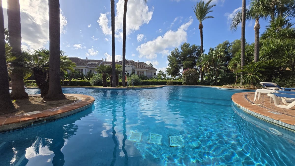 2 soverom Leilighet til salgs i Marbella med svømmebasseng garasje - € 699 000 (Ref: 10125910)