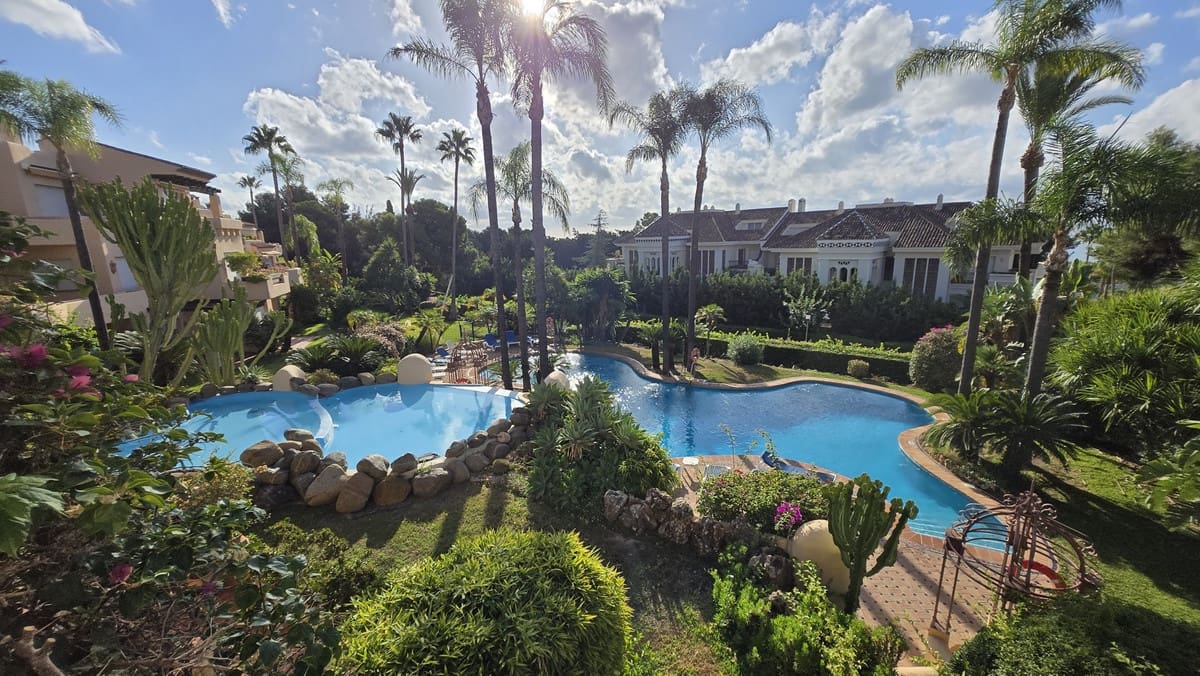 2 soverom Leilighet til salgs i Marbella med svømmebasseng garasje - € 699 000 (Ref: 10125910)