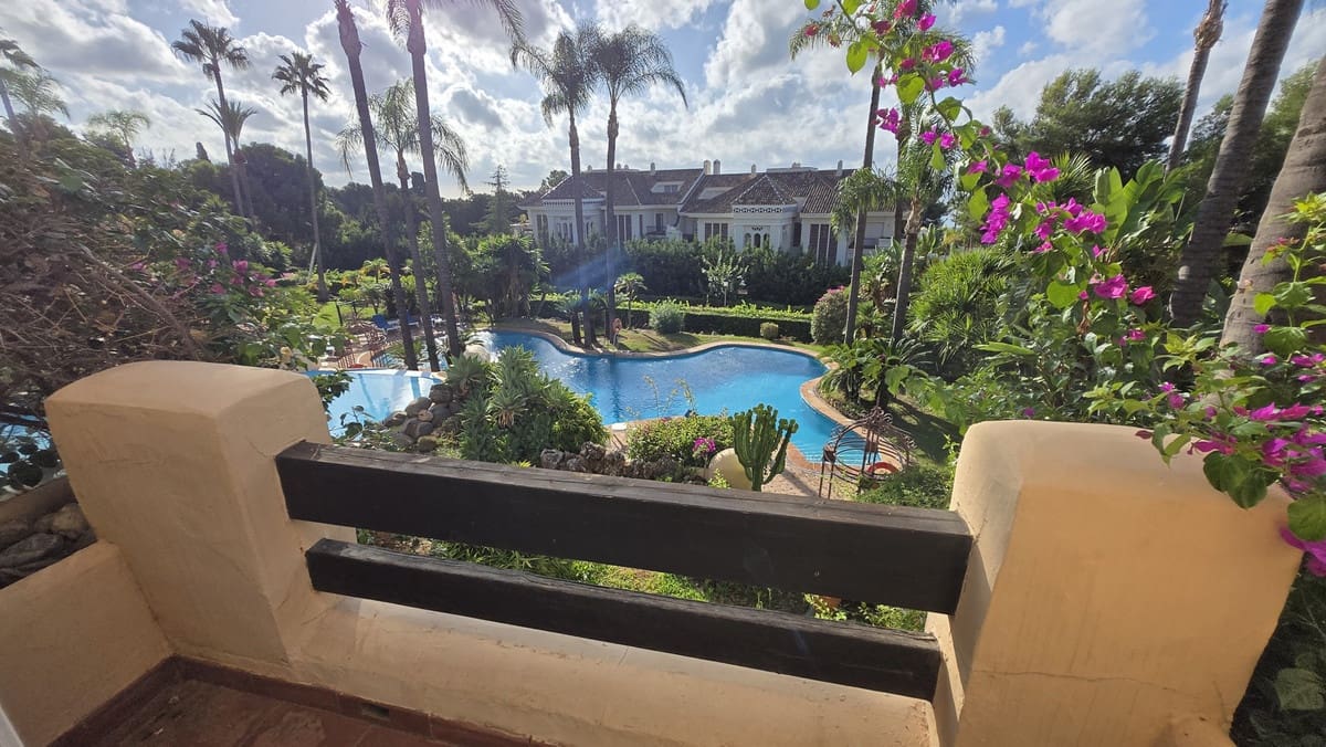 2 soverom Leilighet til salgs i Marbella med svømmebasseng garasje - € 699 000 (Ref: 10125910)