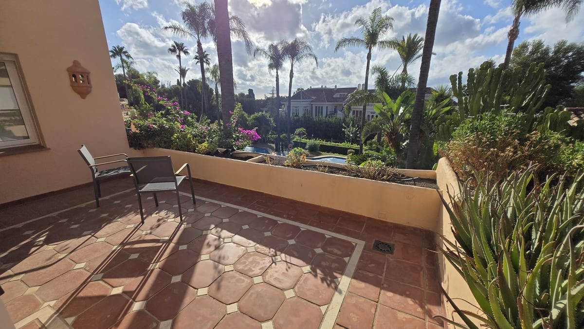 2 soverom Leilighet til salgs i Marbella med svømmebasseng garasje - € 699 000 (Ref: 10125910)