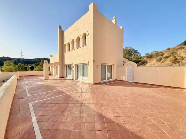 3 soveværelse Lejlighed til salg i El Rosario, Marbella med swimmingpool garage - € 615.000 (Ref: 10125923)