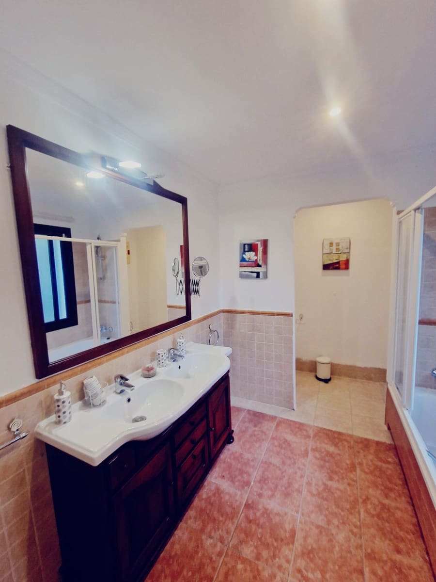 6 quarto Moradia para venda em Benahavis com piscina garagem - 1 950 000 € (Ref: 10125924)
