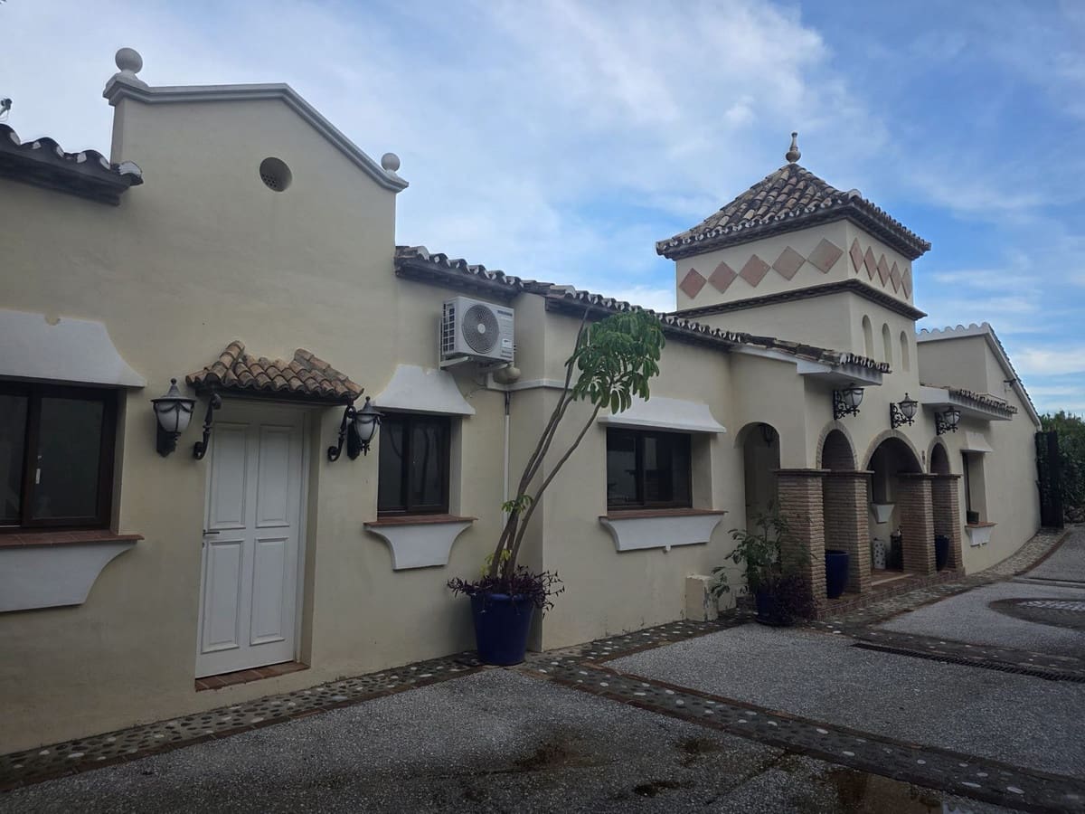 6 quarto Moradia para venda em Benahavis com piscina garagem - 1 950 000 € (Ref: 10125924)