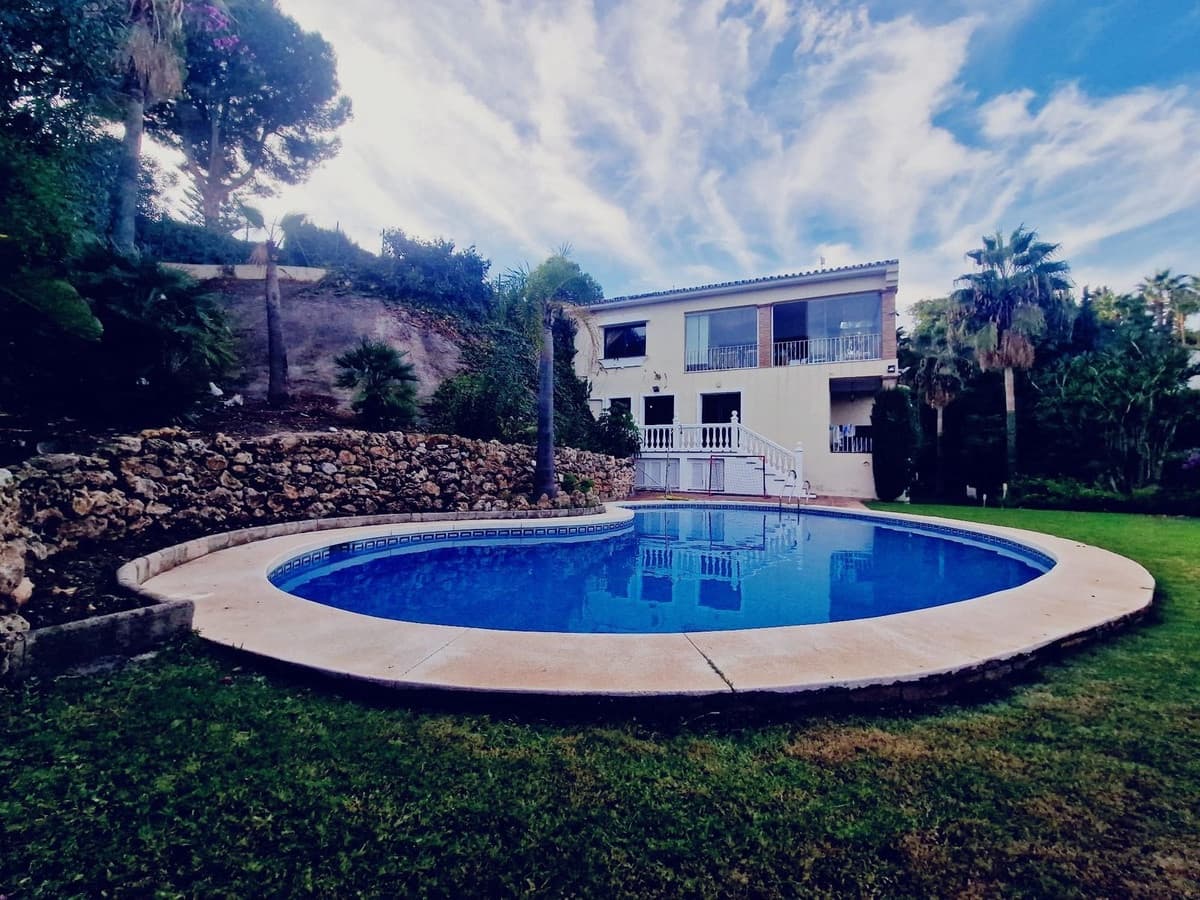 6 quarto Moradia para venda em Benahavis com piscina garagem - 1 950 000 € (Ref: 10125924)