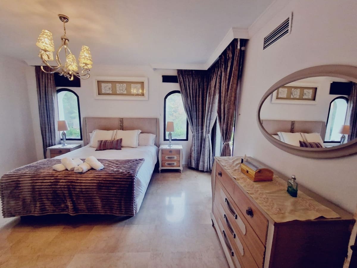 6 quarto Moradia para venda em Benahavis com piscina garagem - 1 950 000 € (Ref: 10125924)