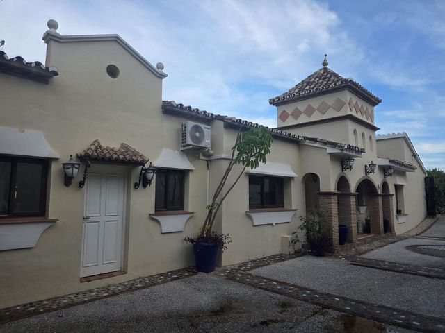 6 quarto Moradia para venda em El Paraíso, Benahavís com piscina garagem - 1 950 000 € (Ref: 10125924)