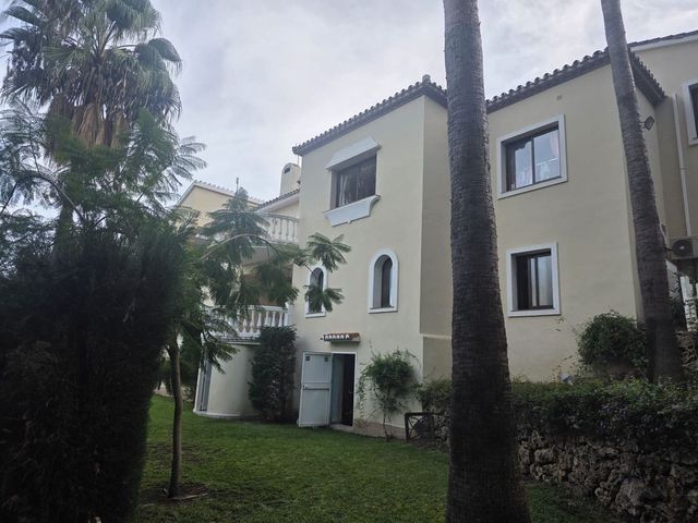 6 quarto Moradia para venda em El Paraíso, Benahavís com piscina garagem - 1 950 000 € (Ref: 10125924)