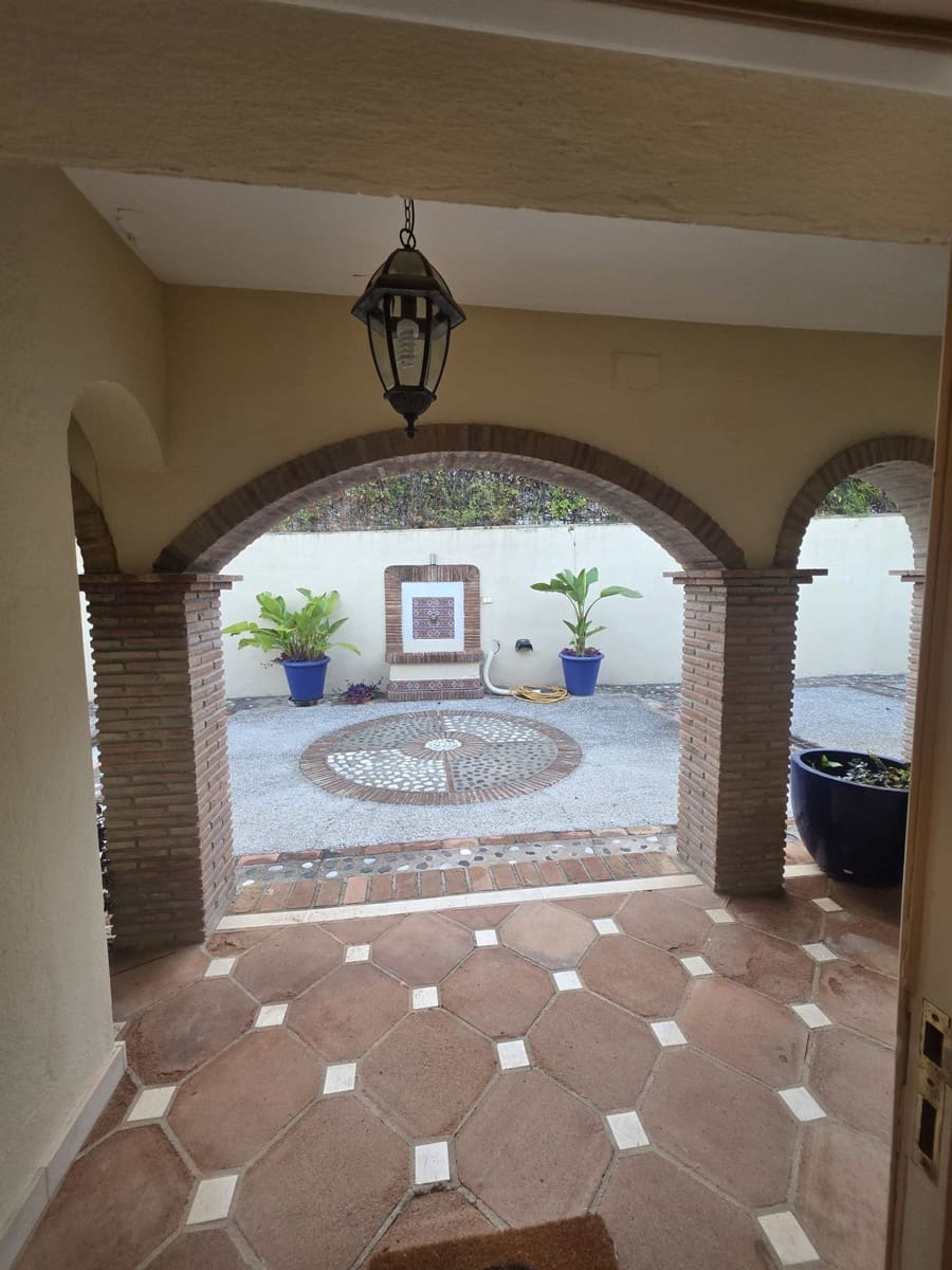 6 quarto Moradia para venda em Benahavis com piscina garagem - 1 950 000 € (Ref: 10125924)